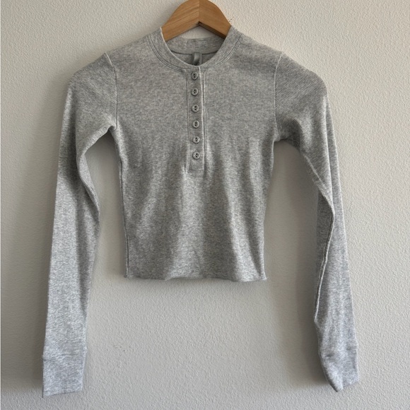 SKIMS Tops - NWT Skims Cotton Rib Long Sleeve Crop Henley XS